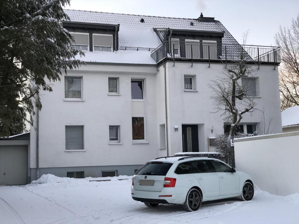 ヴィンターベルクにあるFerienwohnungen Licherの白家の前に駐車した白車