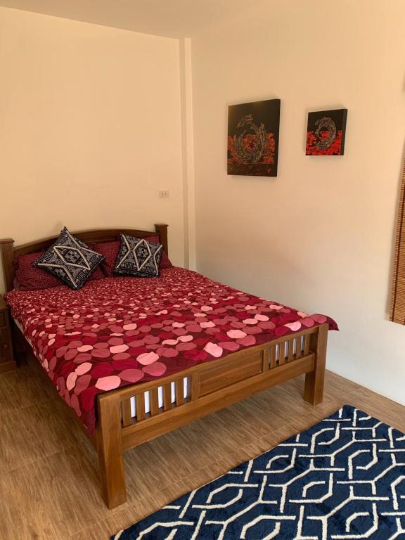 Llit o llits en una habitació de SUNRAY Guesthouse สุนันท์บ้านพักริมคลอง