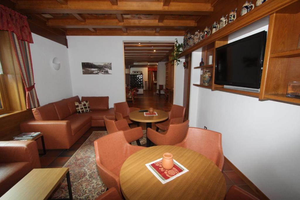 TV a/nebo společenská místnost v ubytování Hotel Miramonti