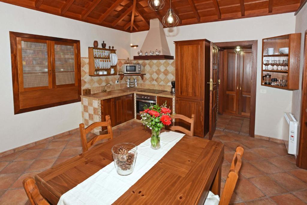 A kitchen or kitchenette at Casa Maday
