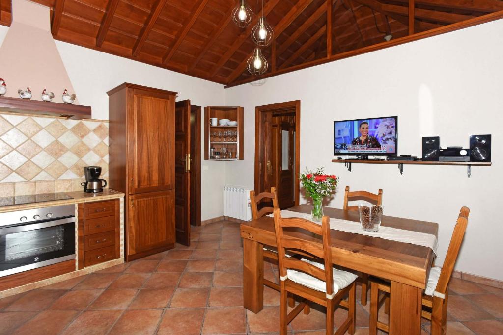 A kitchen or kitchenette at Casa Maday