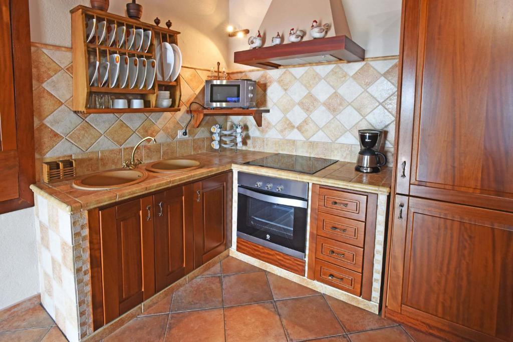 A kitchen or kitchenette at Casa Maday