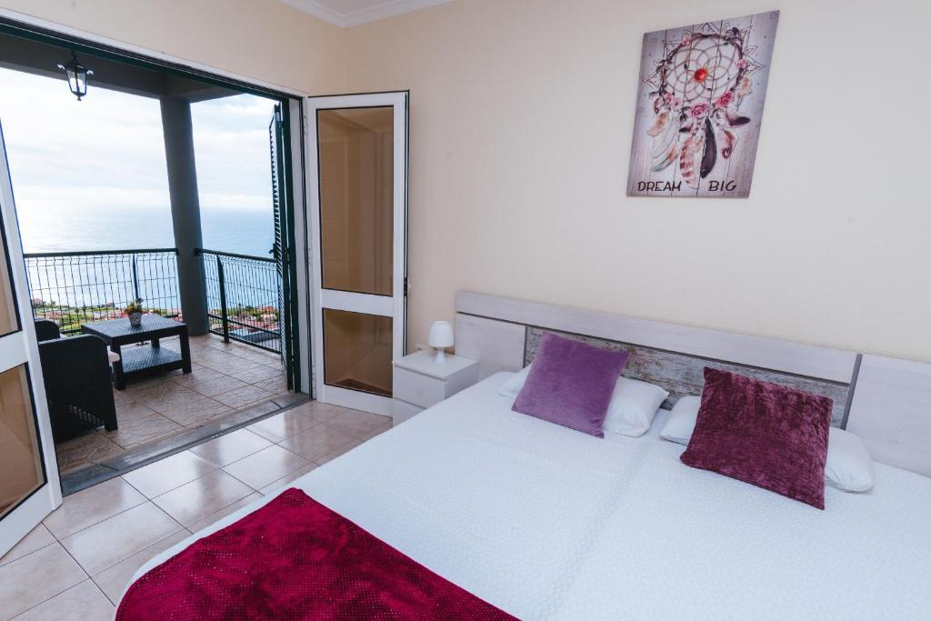 Postel nebo postele na pokoji v ubytování Calheta Holiday Houses