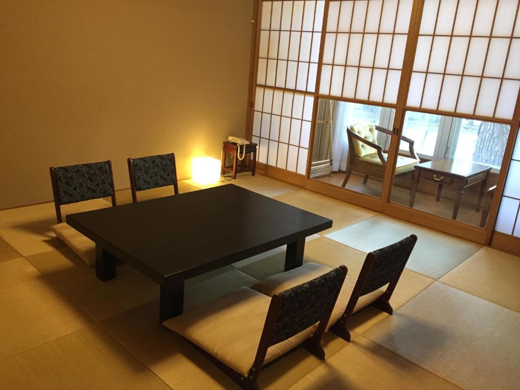Posezení v ubytování Kyu Karuizawa Hotel Otowa No Mori