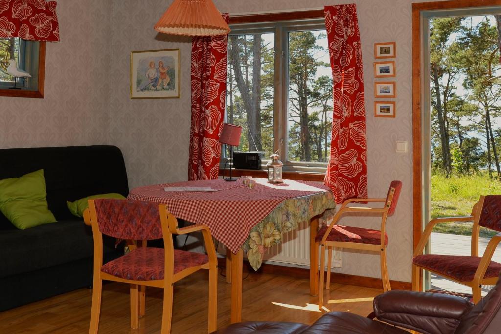 Posezení v ubytování Lummelunda Stugor