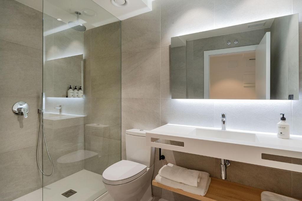Un baño de Hotel Distrito Oeste
