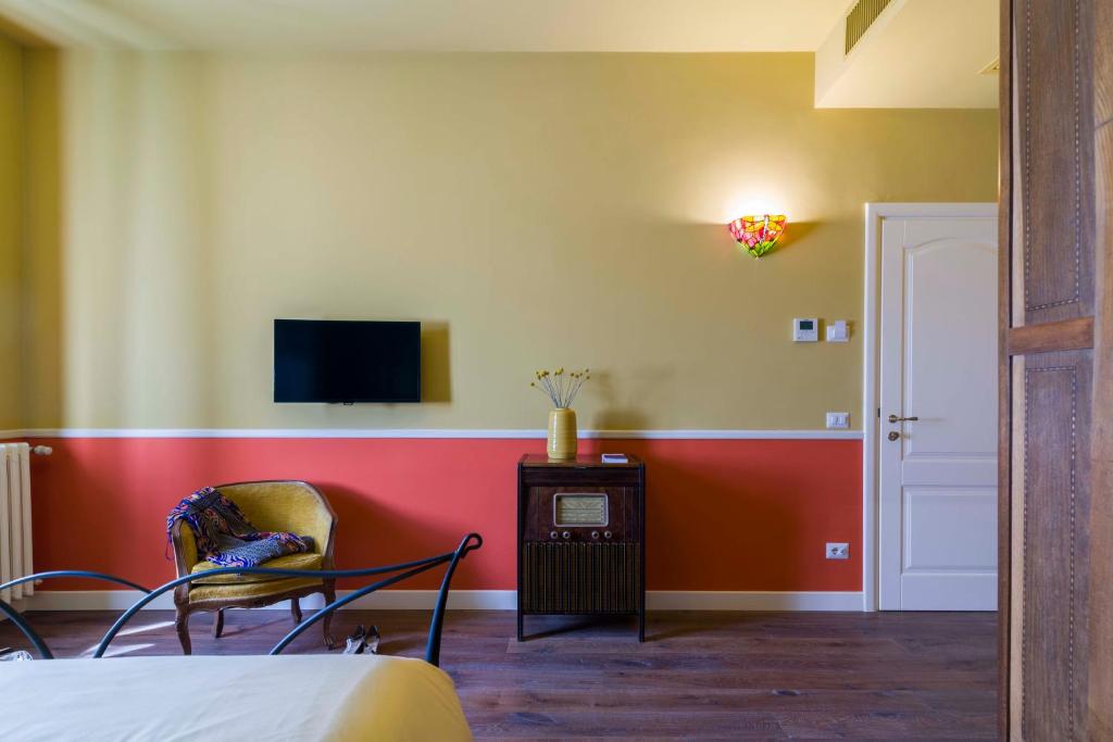 Televízia a/alebo spoločenská miestnosť v ubytovaní Frími Boutique Rooms b&b