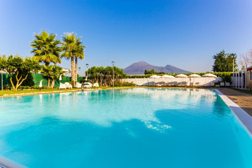 une grande piscine d'eau bleue dans l'établissement Resort & Winery Bosco De Medici, à Pompéi