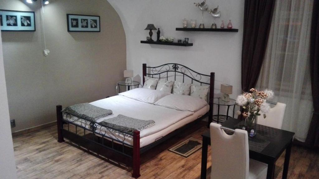 una camera da letto con letto e tavolo con sidro di sidro. di Apartment Jakubská 676 a Praga