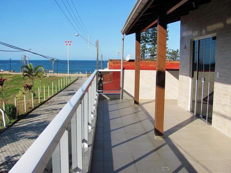 een balkon van een gebouw met uitzicht op de oceaan bij Praia da Ilhota, lado de Baneário Camboriú in Itapema