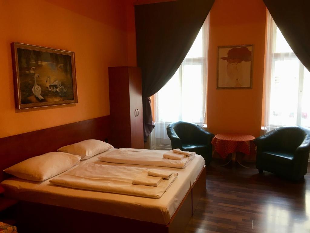 Una cama o camas en una habitación de Pension Madara