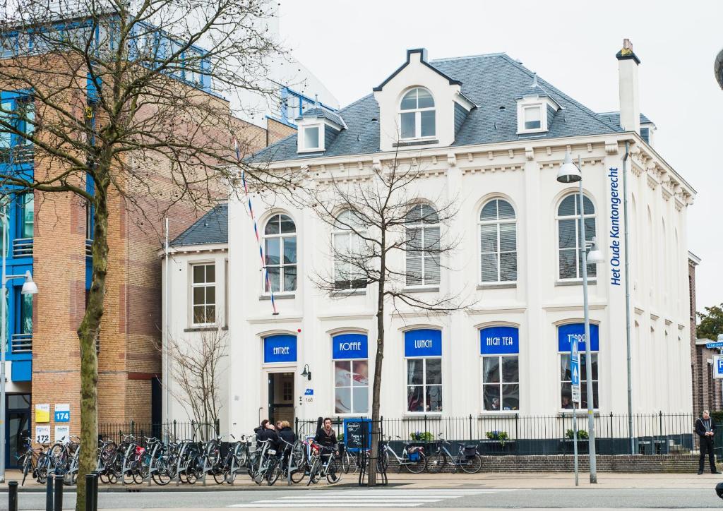bikes parked in front of a building at Het Oude Kantongerecht in Apeldoorn