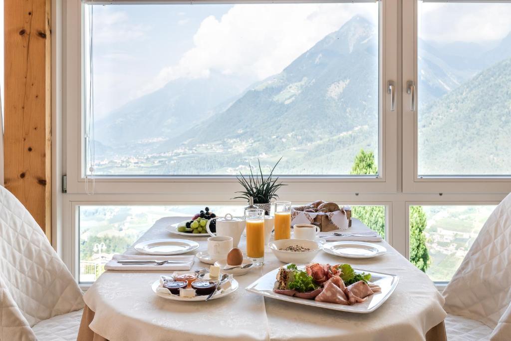 Nespecifikovaný výhled na hory nebo výhled na hory při pohledu z hotelu