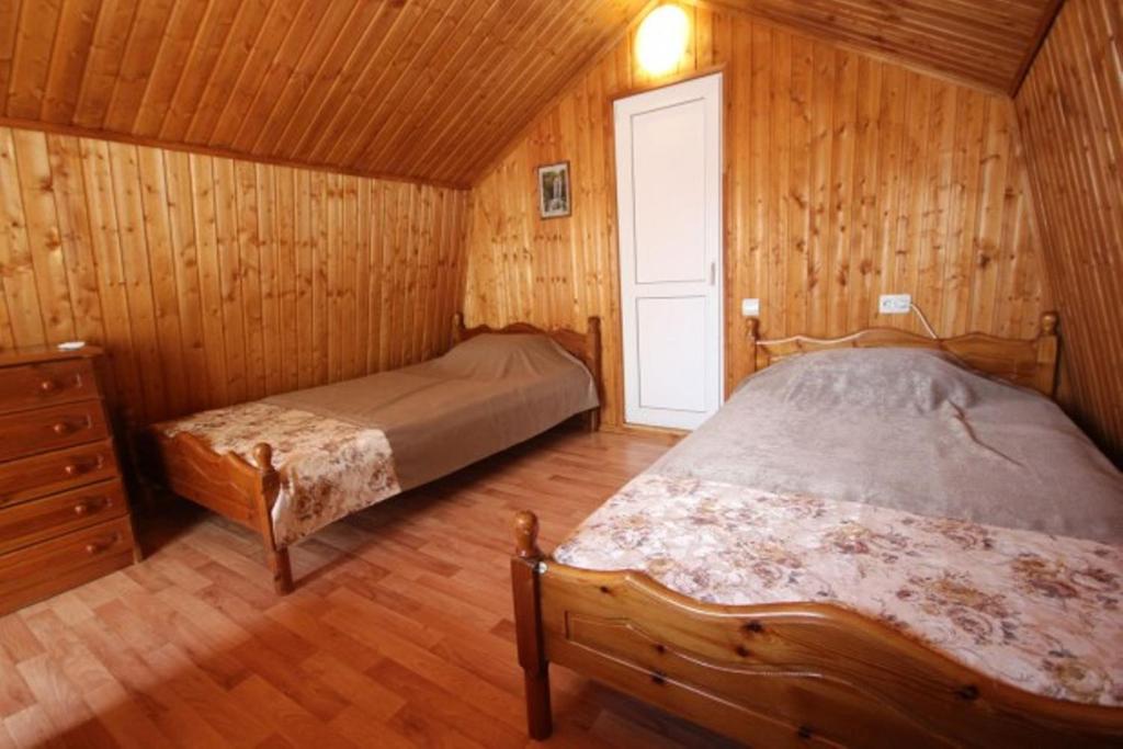 Кровать или кровати в номере Олимпийские домики - 200 метров до пляжа