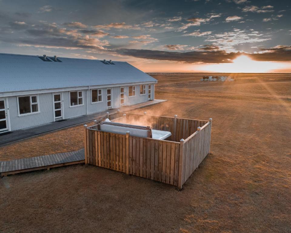 Východ nebo západ slunce při pohledu z hotelu nebo okolí