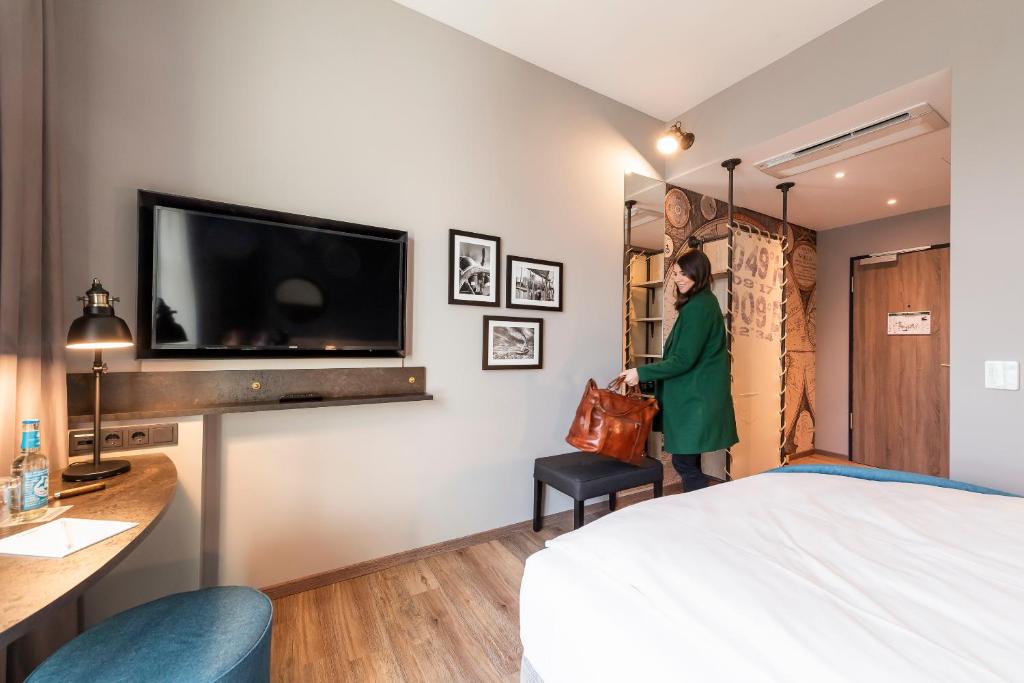 TV a/nebo společenská místnost v ubytování HARBR. hotel Heilbronn