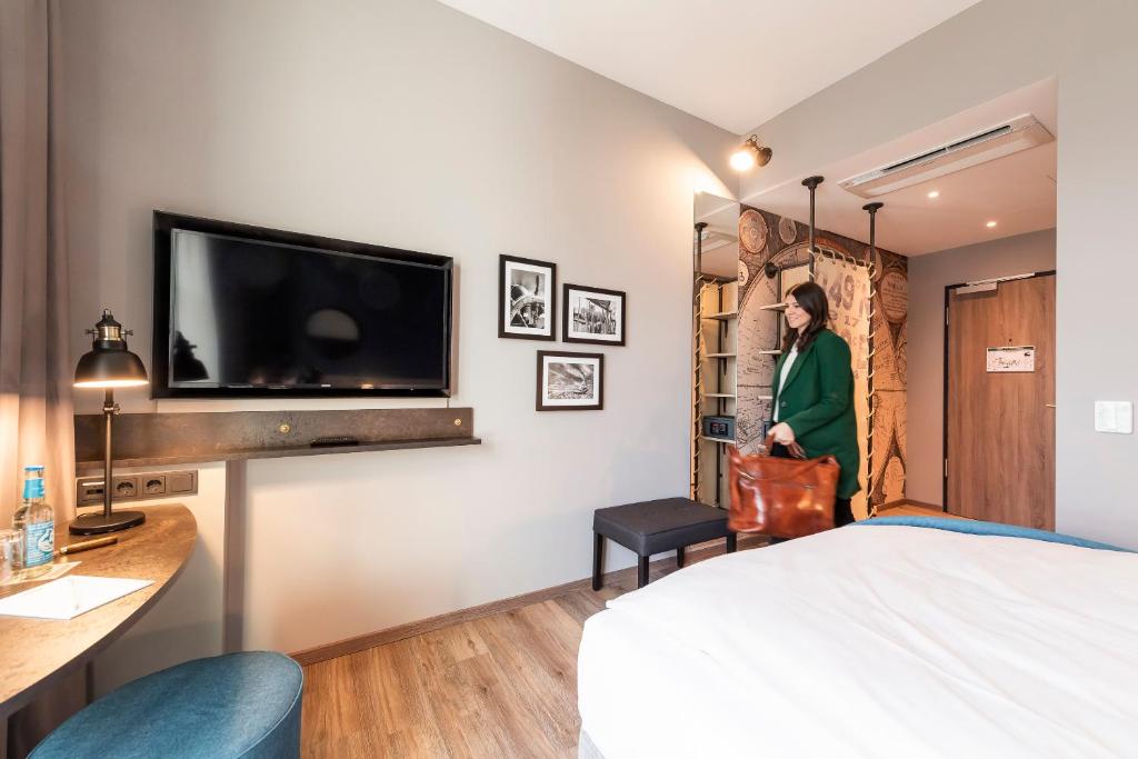 TV a/nebo společenská místnost v ubytování HARBR. hotel Heilbronn