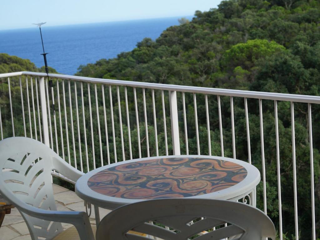 einen Tisch und zwei Stühle auf einem Balkon mit Meerblick in der Unterkunft H32 in Lloret de Mar