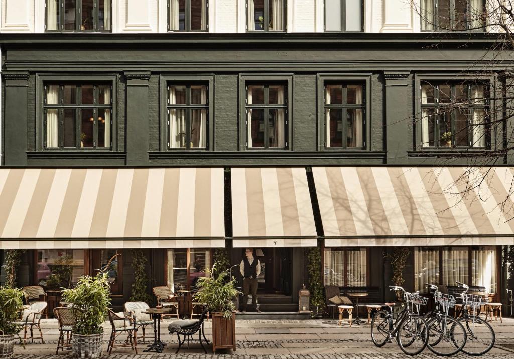 un edificio con bicicletas estacionadas frente a un edificio en Hotel Sanders, en Copenhague