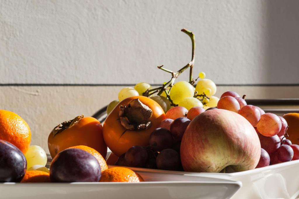 eine Schale mit Obst auf einem Tisch in der Unterkunft Anghiari Hotel in Anghiari