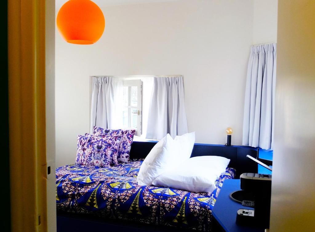 una camera da letto con un letto con cuscini sopra di SWEETS - Beltbrug ad Amsterdam
