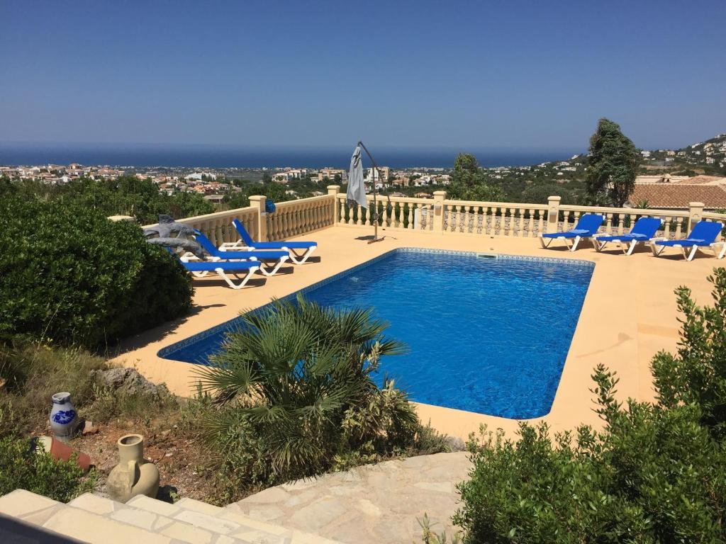 une piscine avec des chaises longues et une piscine dans l'établissement Monte Pego EB Rafol Almunia, à Ráfol de Almunia