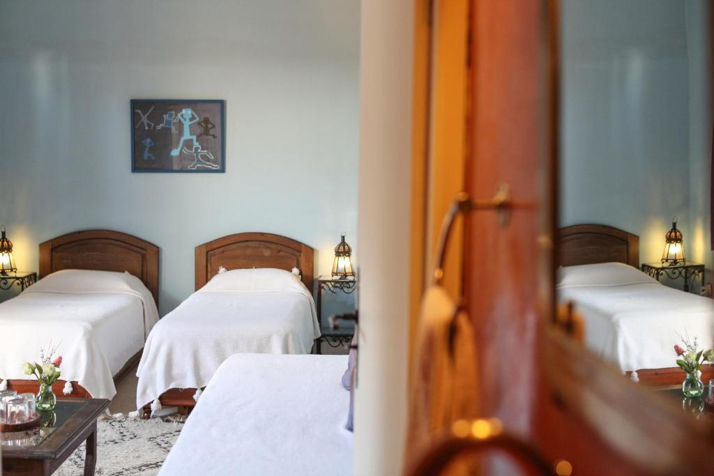 Postel nebo postele na pokoji v ubytování Riad Marhbabikoum