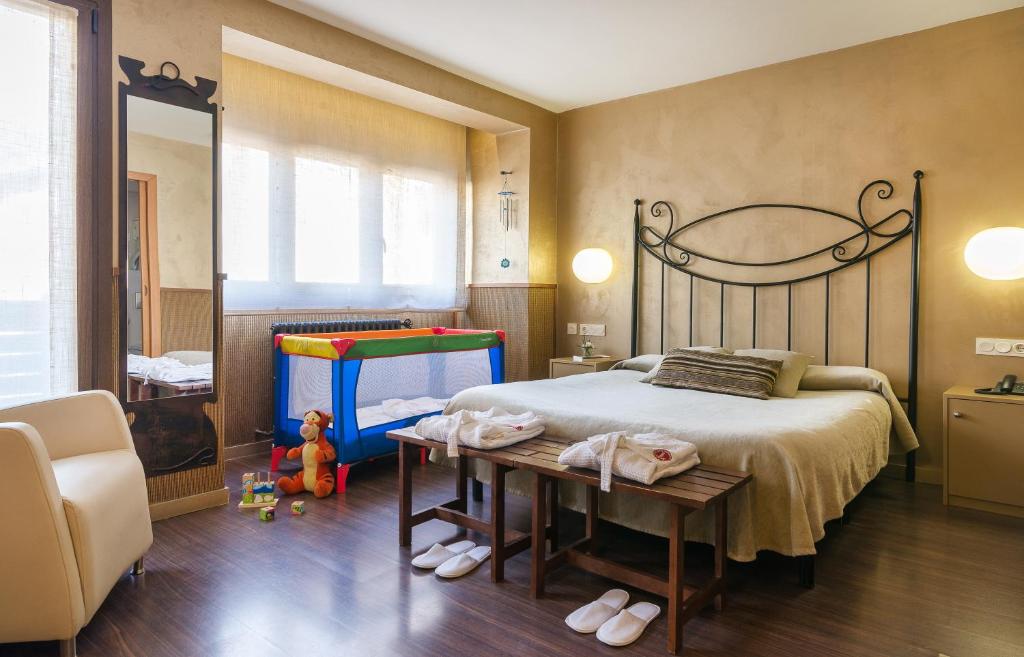Postel nebo postele na pokoji v ubytování Hotel Els Caçadors de Ribes