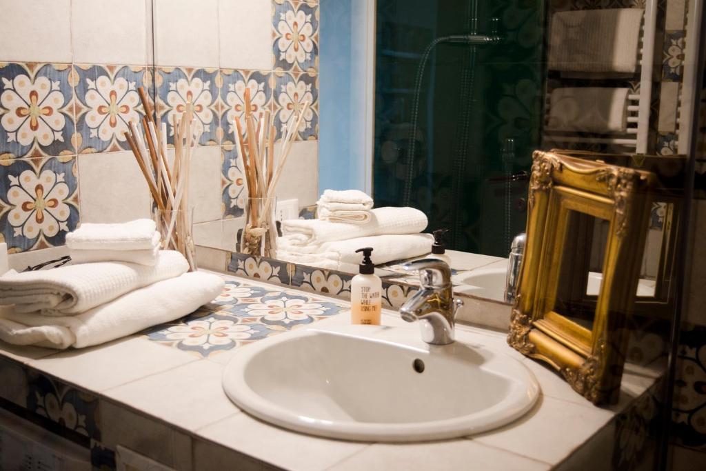 Ένα μπάνιο στο THE SUNSHINE LOFT