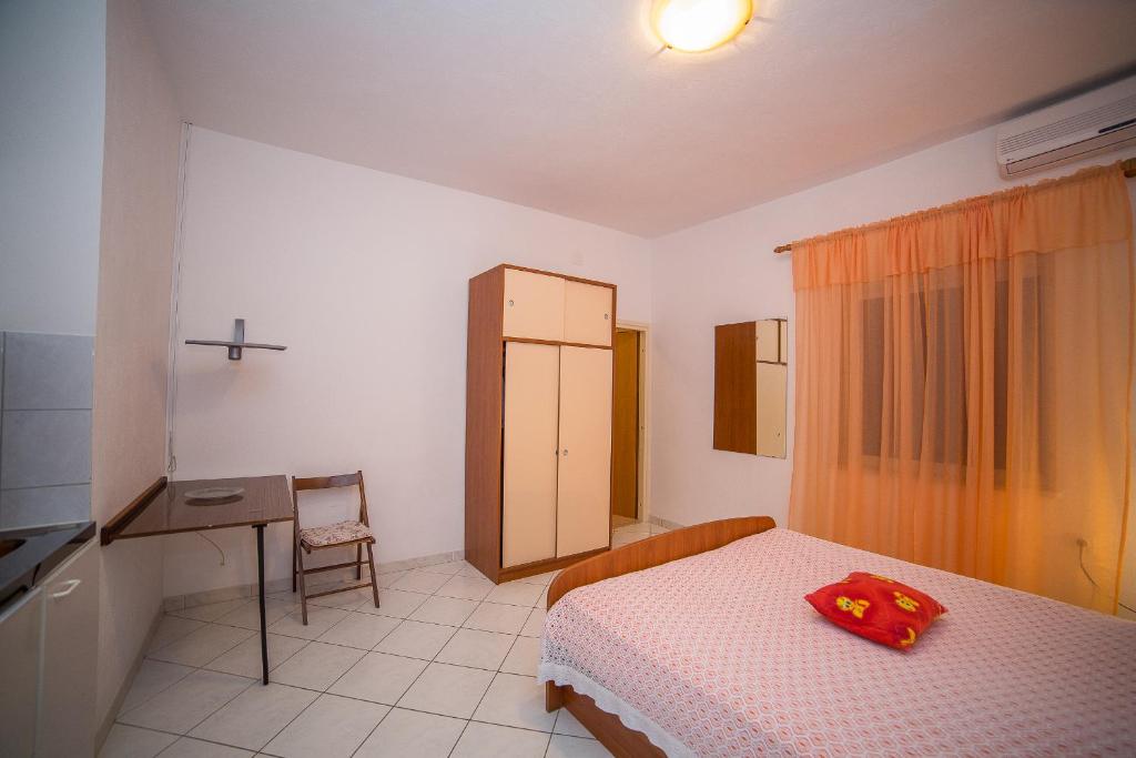 Postel nebo postele na pokoji v ubytování Apartmani Ina