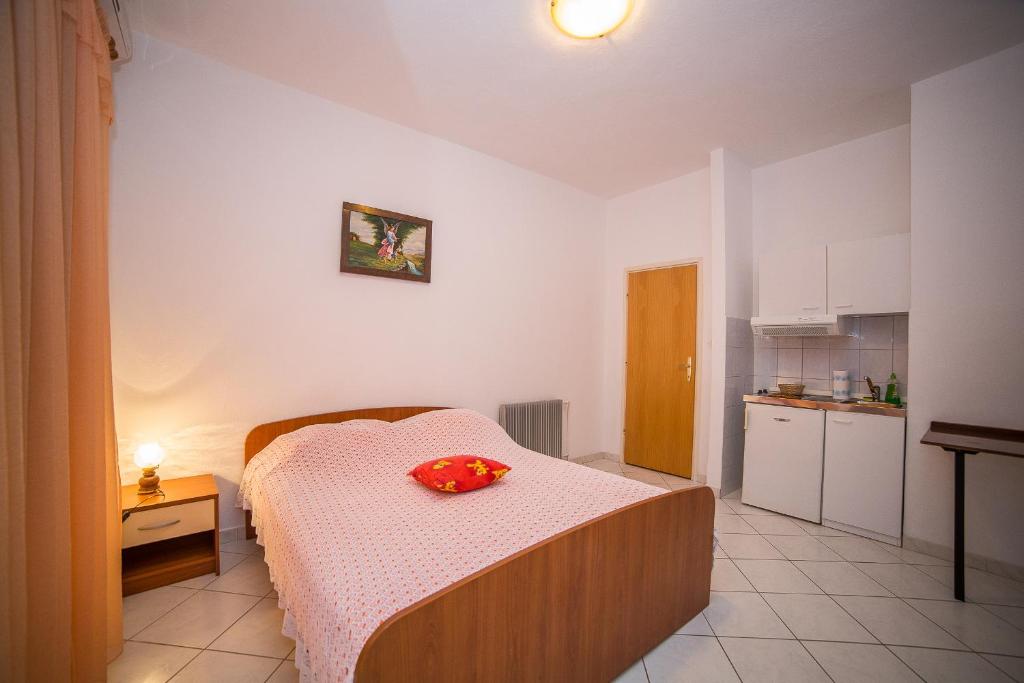 Postel nebo postele na pokoji v ubytování Apartmani Ina