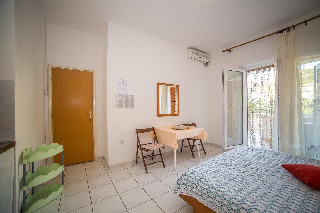 Postel nebo postele na pokoji v ubytování Apartmani Ina