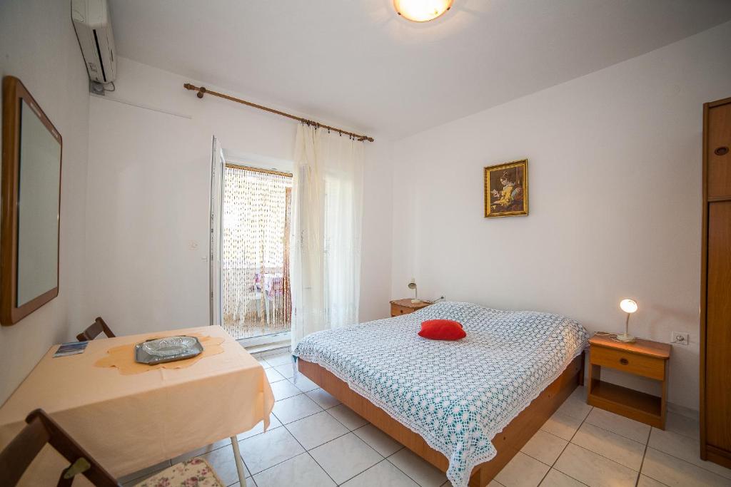Postel nebo postele na pokoji v ubytování Apartmani Ina