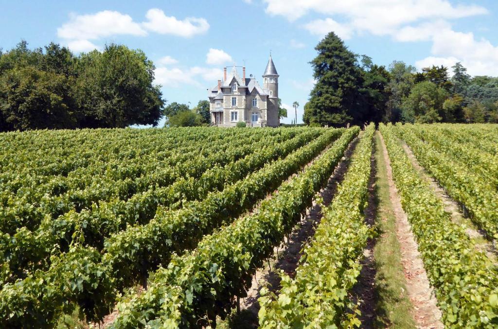 uma casa velha no meio de um campo de colheitas em Chateau Breduriere em Moutiers-sur-le-Lay