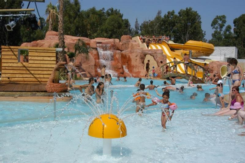 - un groupe de personnes dans une piscine d'un parc aquatique dans l'établissement Mobilhome HYERES, à Hyères