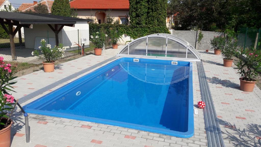 Bazén v ubytovaní Kertész Apartmanok alebo v jeho blízkosti