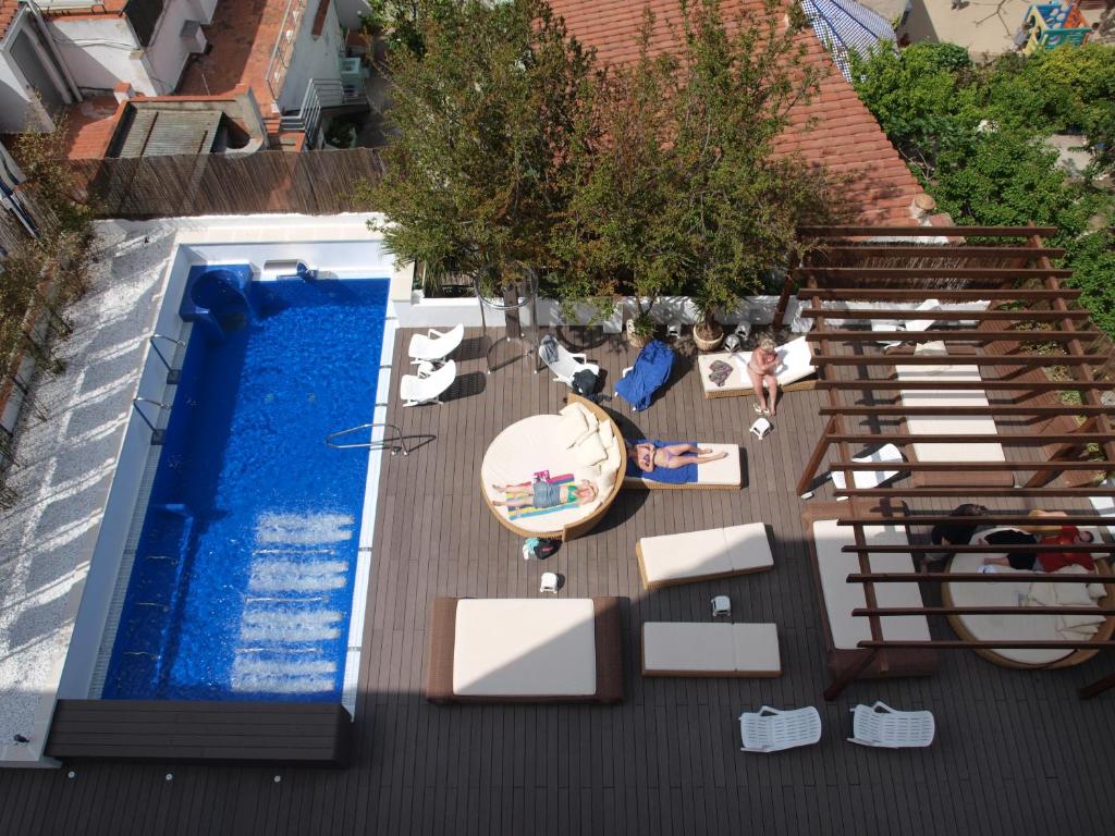 - une vue sur la piscine depuis la terrasse dans l'établissement Platjador, à Sitges