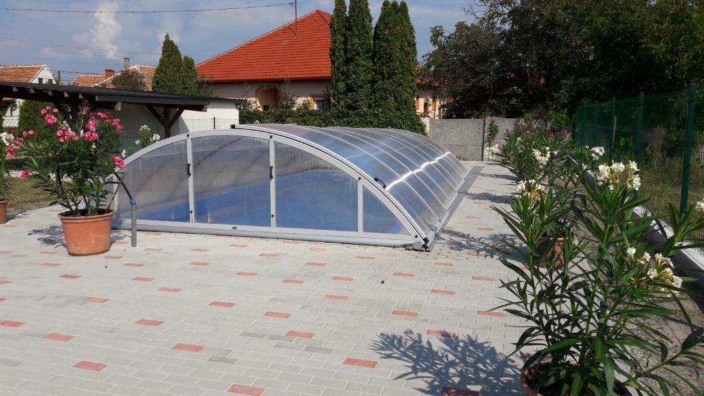 Vonkajšia záhrada v ubytovaní Kertész Apartmanok