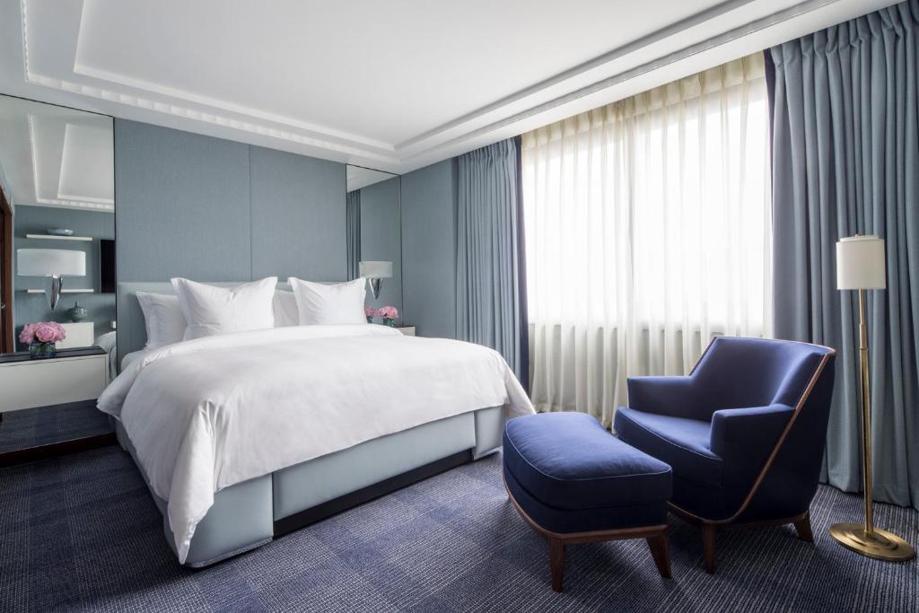 
Ambassador Suite with King Bed
