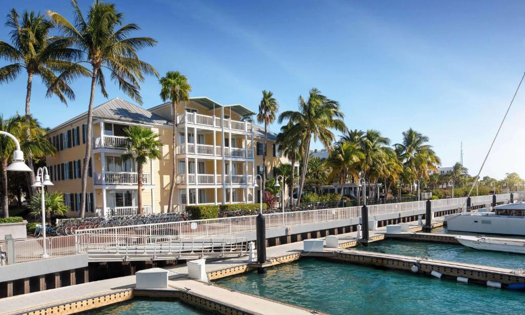 eine Brücke über einen Fluss mit Palmen und Gebäuden in der Unterkunft Hyatt Vacation Club at Sunset Harbor in Key West