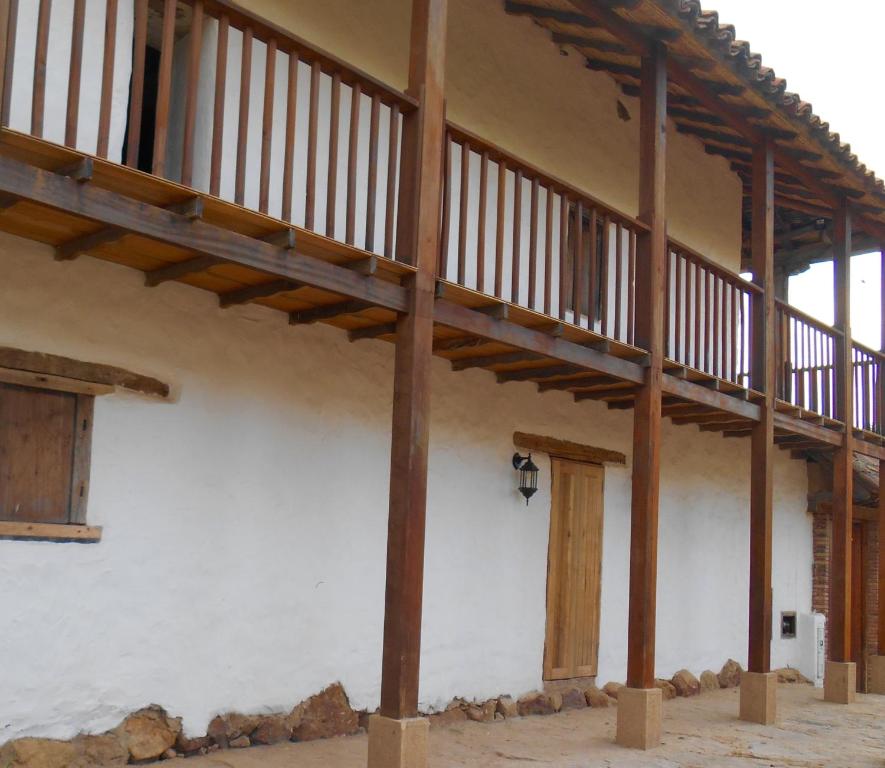 ein Gebäude mit Holzbalken an der Seite in der Unterkunft Estancia El Sol in Sogamoso