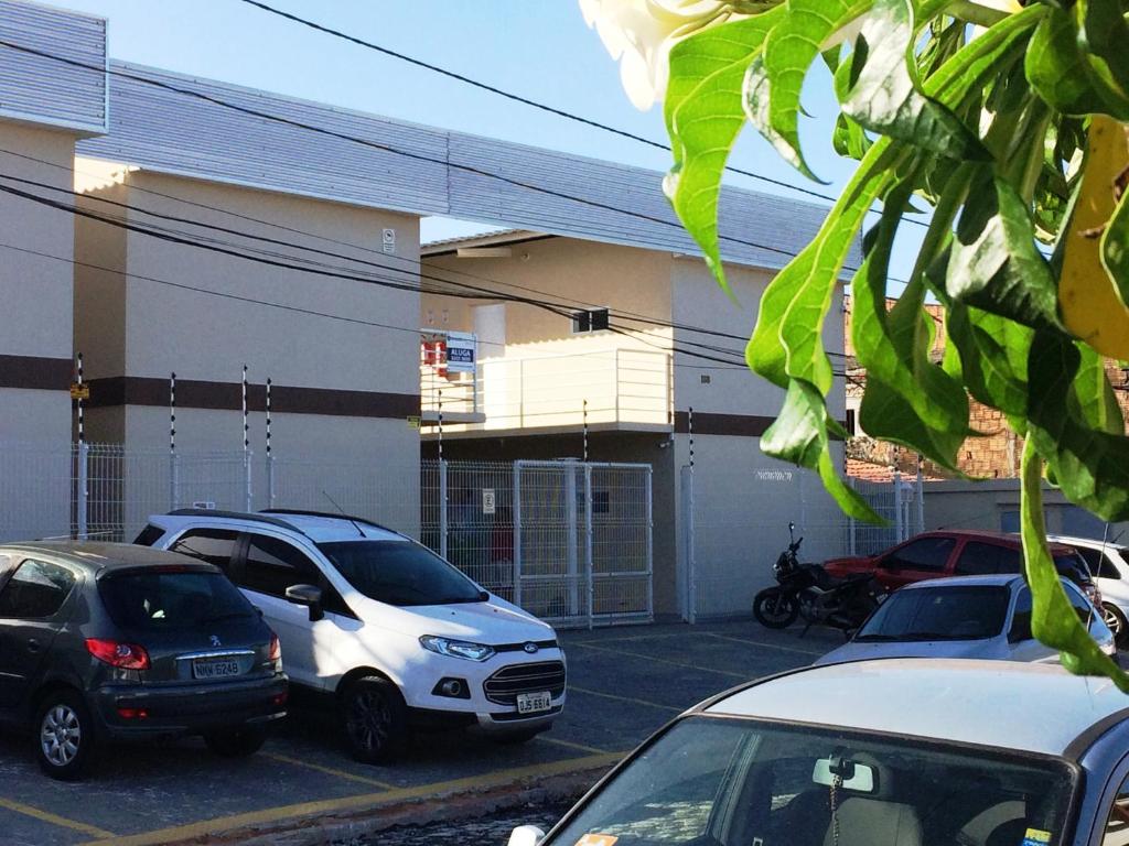 un estacionamiento con autos estacionados frente a un edificio en HBC 12, en Natal