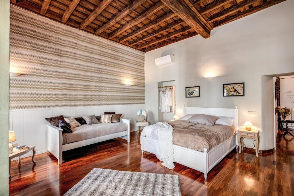 Łóżko lub łóżka w pokoju w obiekcie Colosseo Miracle Suite