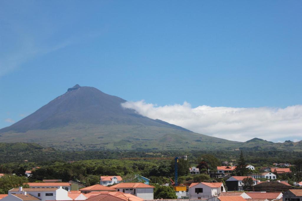 a mountain in the distance with houses and a city at Hotel Caravelas in Madalena