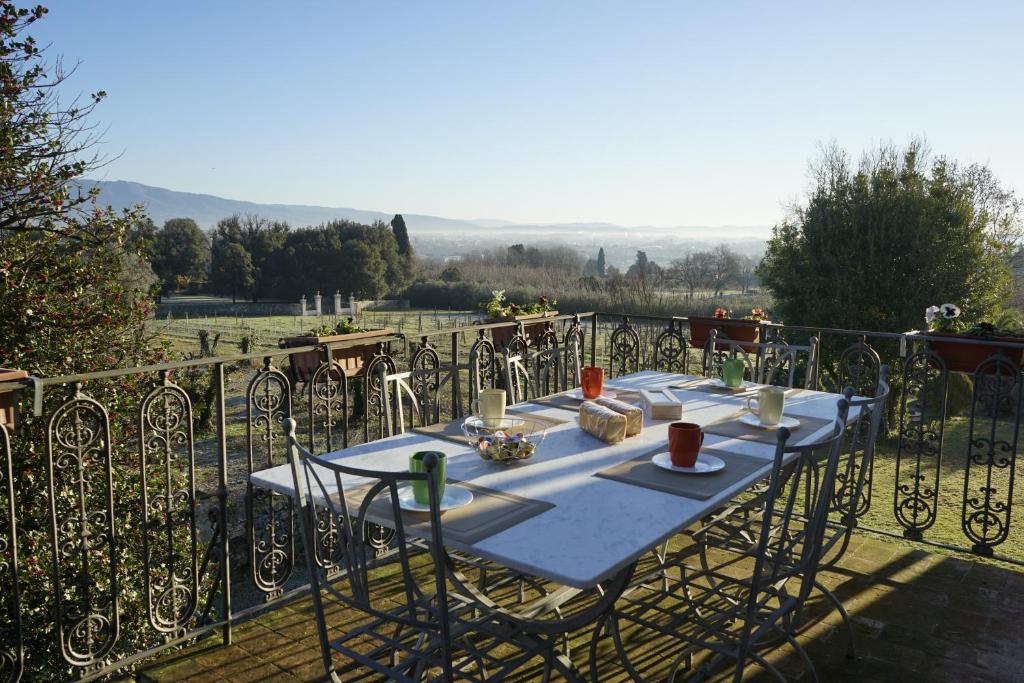 un tavolo con una tovaglia blu su una recinzione di La Vedetta a Lucca