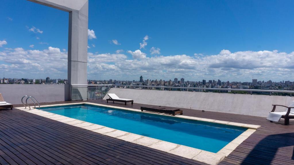 uma piscina no telhado de um edifício em Humboldt 1945 - Ayres Apartments em Buenos Aires