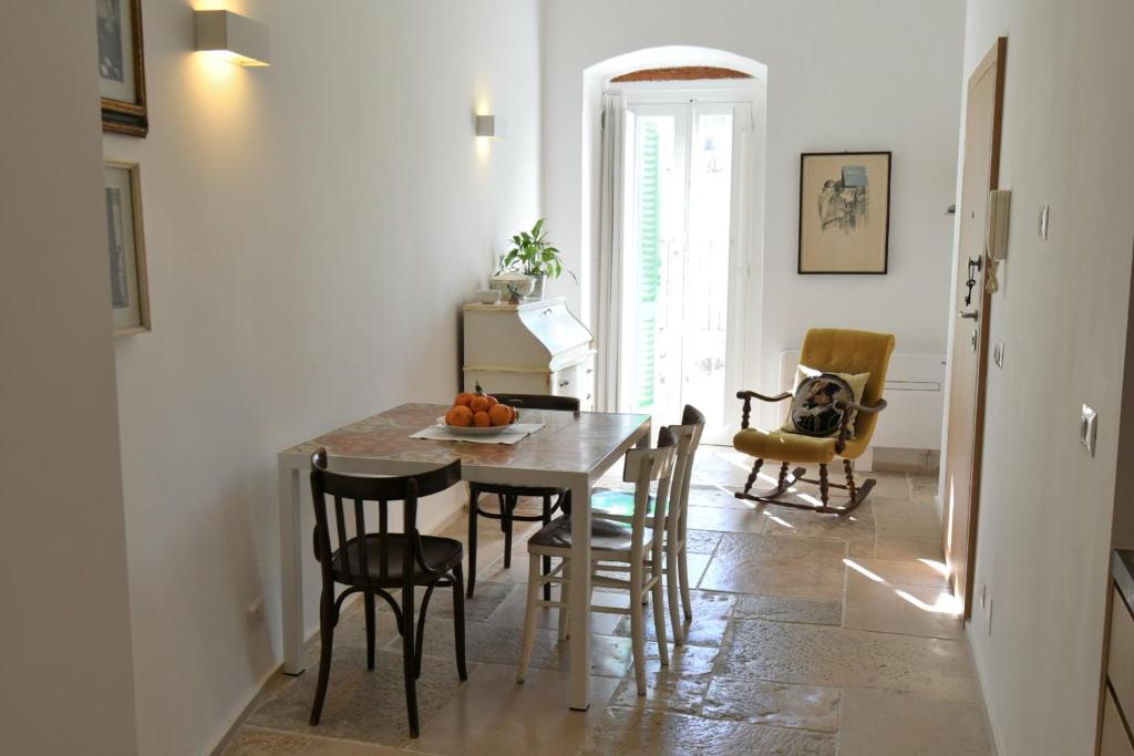 uma cozinha e sala de jantar com mesa e cadeiras em Zia Checchina em Molfetta