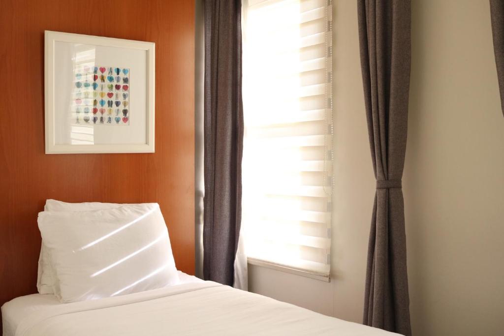 Postel nebo postele na pokoji v ubytování Midtown West Hotel