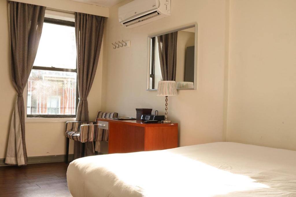 Postel nebo postele na pokoji v ubytování Midtown West Hotel