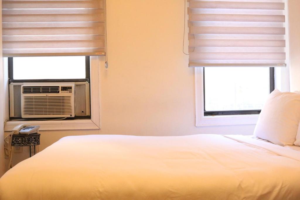 Postel nebo postele na pokoji v ubytování Midtown West Hotel